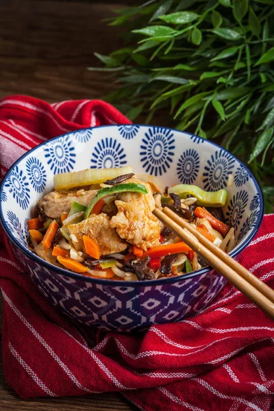 Bowl of fried chicken with vegetables. — Stock Photo, Image