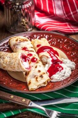 Haddelenmiş krep peynir ile doldurulmuş.