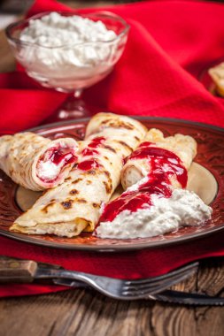 Haddelenmiş krep peynir ile doldurulmuş.