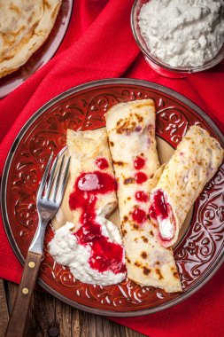 Haddelenmiş krep peynir ile doldurulmuş.