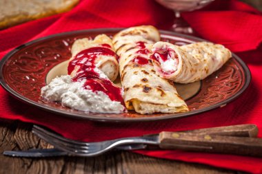 Haddelenmiş krep peynir ile doldurulmuş.