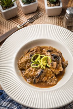 et ve pilav ile lahana dolması.