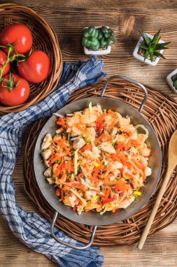 Kızarmış tavuk parçaları sebzeli.