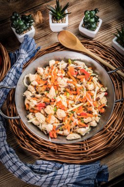 Kızarmış tavuk parçaları sebzeli.