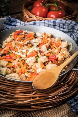 Kızarmış tavuk parçaları sebzeli.