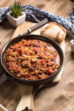 Chili con carne bir kil tavada.