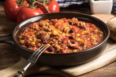 Chili con carne bir kil tavada.