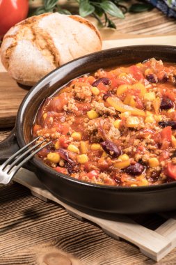 Chili con carne bir kil tavada.