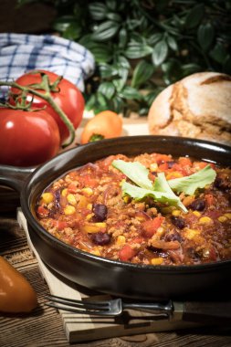Chili con carne bir kil tavada.