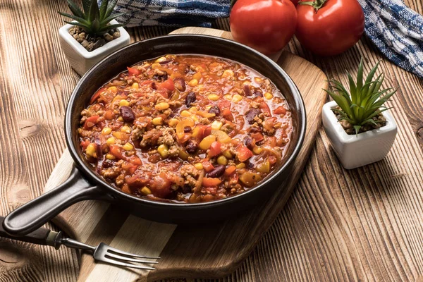 Chili con carne em uma panela de barro . — Fotografia de Stock