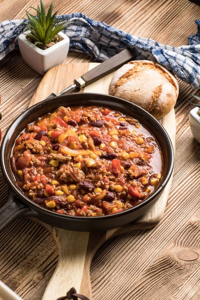 Chili con carne bir kil tavada.