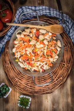 Kızarmış tavuk parçaları sebzeli.