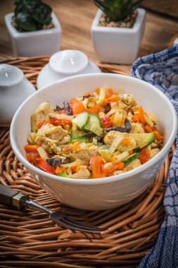 Kızarmış tavuk parçaları sebzeli.