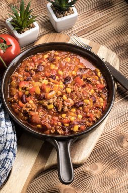 Chili con carne bir kil tavada.