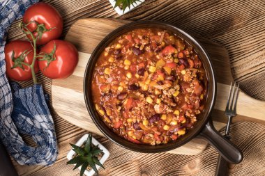 Chili con carne bir kil tavada.