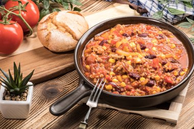 Chili con carne bir kil tavada.