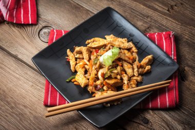 Kızarmış tavuk parçaları sebzeli.