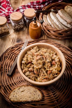 Bigos - Komposto, etli lahana kurutulmuş mantar ve füme saus