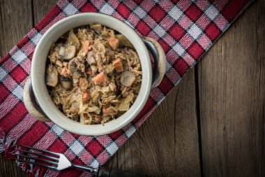 Geleneksel Lehçe lahana turşusu (bigos).