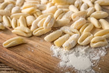 Taze çiğ cavatelli makarna.