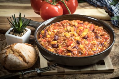 Chili con carne bir kil tavada.