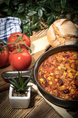 Chili con carne bir kil tavada.