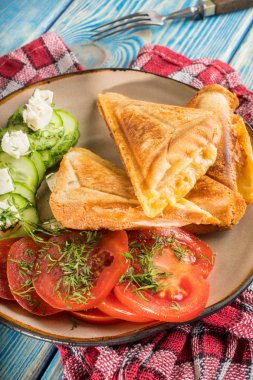 Peynir, domates ve salatalık sandviç.