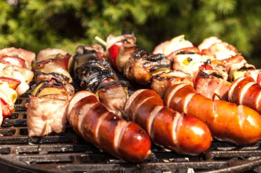 Şaşlık ve sosis ızgara.