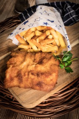 Bir parça kızarmış morina ve patates kızartması..