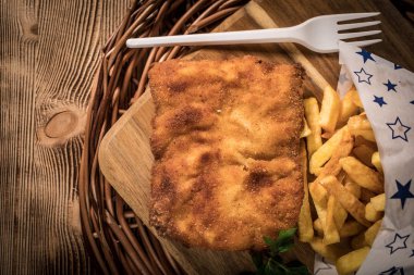 Bir parça kızarmış morina ve patates kızartması..