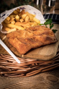 Bir parça kızarmış morina ve patates kızartması..