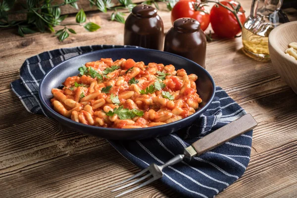 Cavatelli taze domates soslu makarna. — Stok fotoğraf