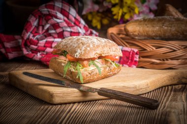 Peynir, jambon ve domates ile üçgen sandviç.