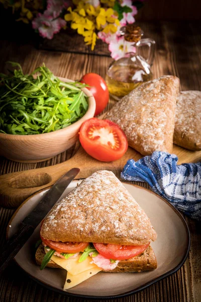 Dreieckiges Sandwich mit Käse, Schinken und Tomaten. — Stockfoto