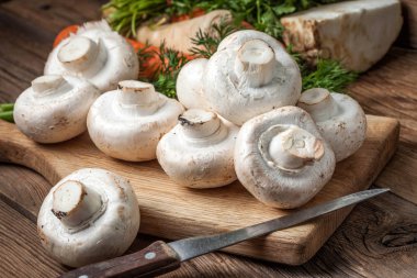 kesme tahtası üzerinde taze mantar.