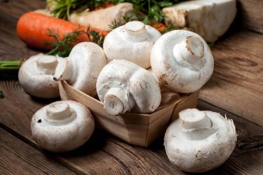 kesme tahtası üzerinde taze mantar.