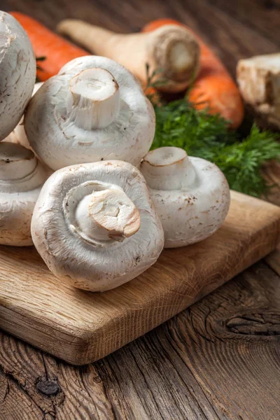 Champiñones frescos sobre tabla de cortar . — Foto de Stock