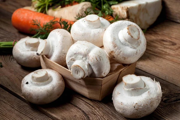 kesme tahtası üzerinde taze mantar.