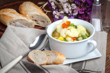 taze ev yapımı sebze çorbası.