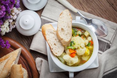 taze ev yapımı sebze çorbası.