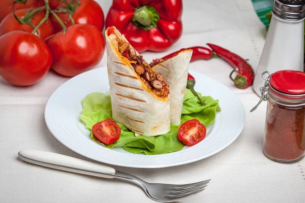 Burritos γεμίζουν με κιμά, φασόλια και λαχανικά. — Φωτογραφία Αρχείου