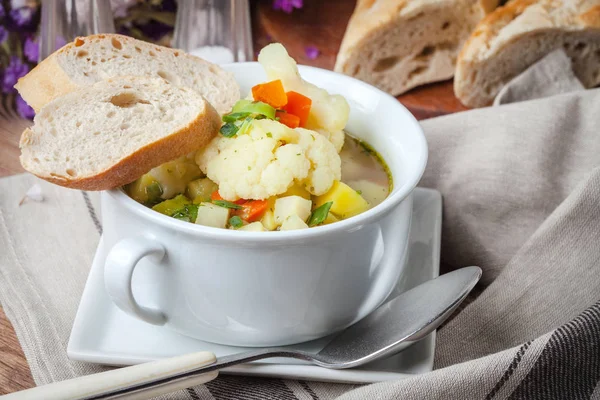 Zuppa di verdure fresca fatta in casa . — Foto Stock