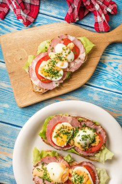 Sandviç domates, yumurta ve marul.