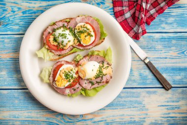 Sandviç domates, yumurta ve marul.