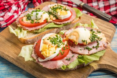 Sandviç domates, yumurta ve marul.