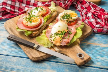 Sandviç domates, yumurta ve marul.