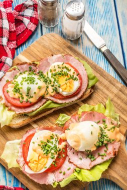 Sandviç domates, yumurta ve marul.