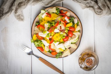 Peynirli salata ve taze sebze..