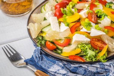 Peynirli salata ve taze sebze..