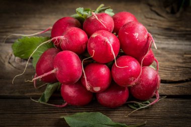 Büyük Demet taze turp.